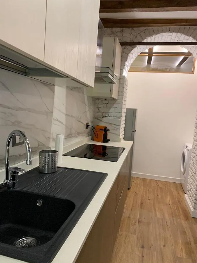 Elegant Suite In Milan Center Daire